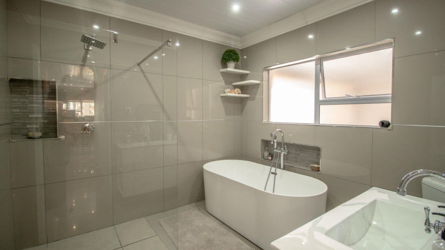 6 Bedroom Property for Sale in Heiderand Western Cape